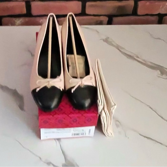 Tory Burch Black and Cream Flats Timeless Elegance - Picture 2 of 4